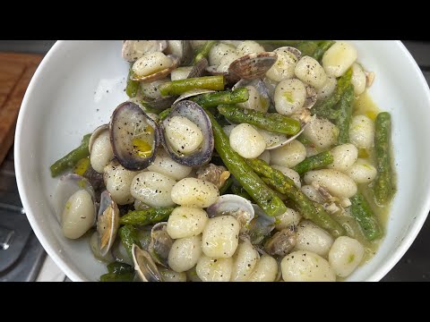 Gnocchi asparagi e vongole. ๐๐ฎ๐น#pasta #cookingpasta #italiancusine #italianfoodlover #pastarecipes