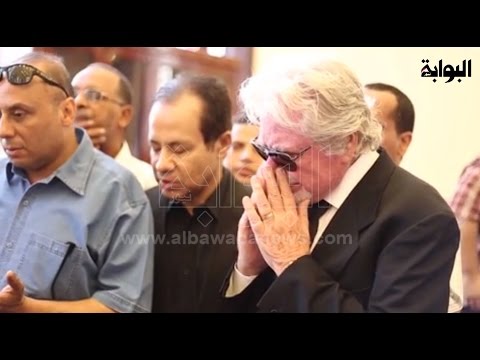 بكاء شديد لـ "حسين فهمي" أثناء جنازة عمر الشريف