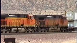 preview picture of video 'BNSF - East Valentine,Arizona 2007 Freight Train action'