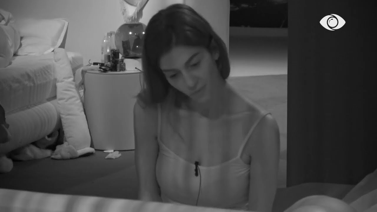 “E shikon sa je stopuar”/ Jozi qëndron i përqafuar me Loredanën në shtrat
