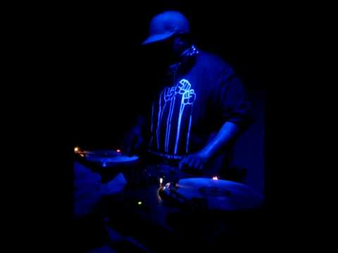 DJ Premier scratching in Montreal