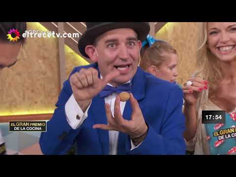 El mago sin dientes hizo un truco de magia con una nuez