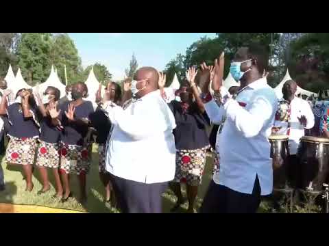 PRESIDENT UHURU KENYATTA SINGS WITH SAFARI VOICES INTL