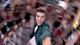 BEAUTY AND A BEAT jetzt Video ansehen