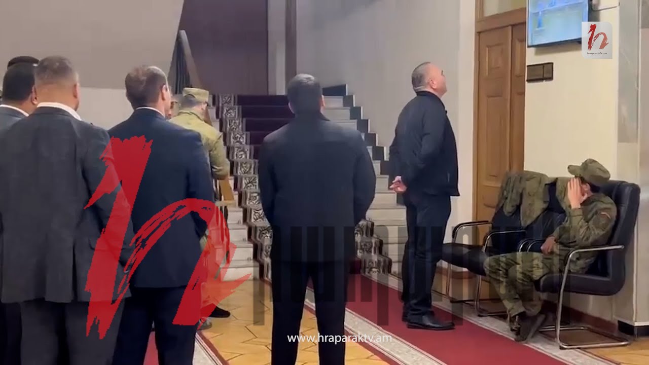 ՊՊԾ աշխատակիցները «շեֆի» գլխավորությամբ ուշադիր լսում են սրբազանի աղոթքը