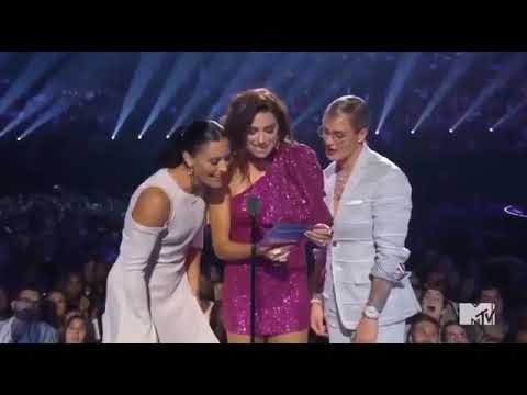 SEÑORITA WON "BEST COLLABORATION" AT THE VMAs!!