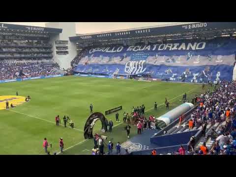 "Emelec  haciendo un excelente recibimiento a sus jugadores ante el partido de idv en esta fecha 26" Barra: Boca del Pozo &bull; Club: Emelec