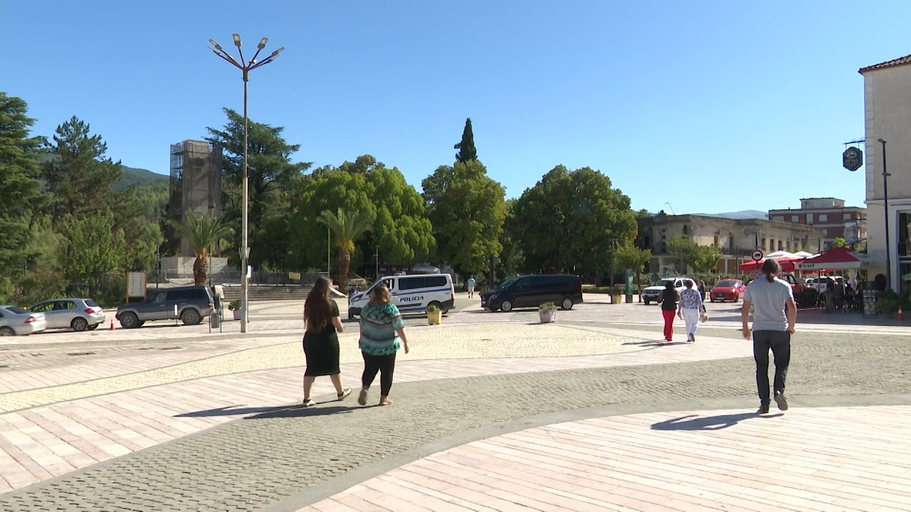 Përmeti përgatitet për vjeshtën dhe dimrin, prioritet pastrimi i kanaleve kulluese
