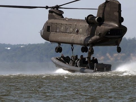 Un Boeing CH-47 Chinook de l'armée embarque un semi-rigide