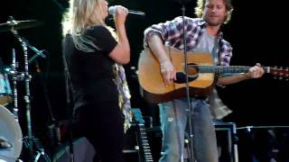 Dierks Bentley &amp; Miranda Lambert - Come A Little Closer - Cheyenne Frontier Days 2010