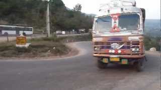 preview picture of video 'Inde 2010 : Jammu - Patnitop - Trafic sur la NH1A'