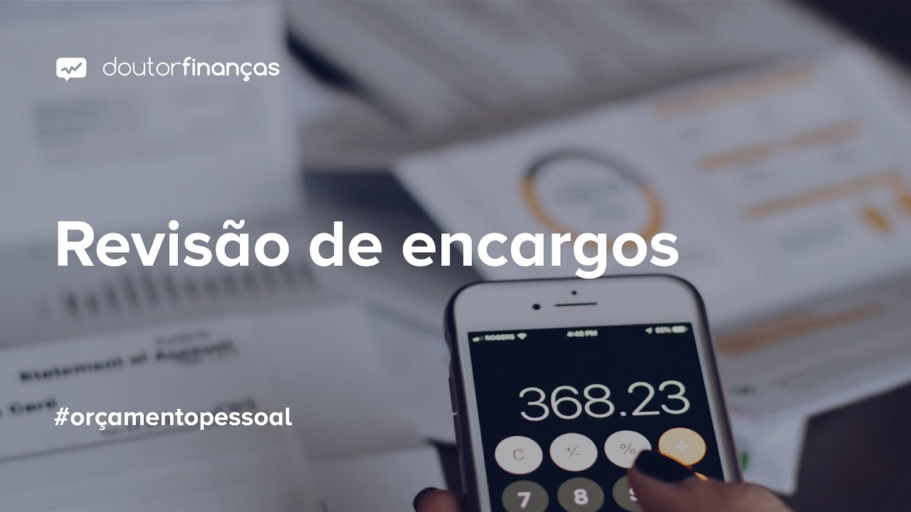 Pessoa a fazer contas com recibos e faturas