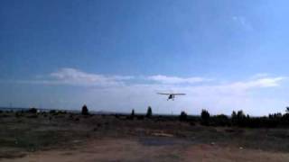 preview picture of video 'Manuel en vuelo rasante sobre pista de vuelos de Aljaraque'
