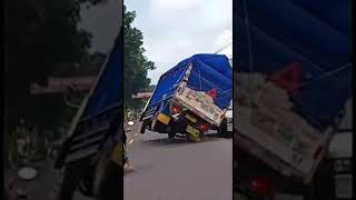 Download lagu INI YANG LAGI VIRAL TRUK CABE HAMPIR TERGULING KARNA MENGHINDARI PENGENDARA MOTOR😨 mp3 Download lagu INI YANG LAGI VIRAL TRUK CABE HAMPIR TERGULING KARNA MENGHINDARI PENGENDARA MOTOR😨 mp3