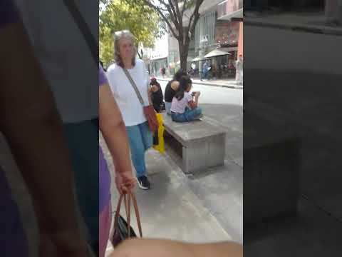 Estoy en el centro San Salvador de jujuy y doña Eva vende ajo y plata manzanilla y doña Eva está con