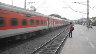 preview picture of video 'HWH-NDLS Rajdhani Express (TrainTrackers)'