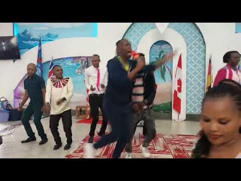 BISHOP JJ CHURCH GIFTED KARURUMA AND SAFARA GATHIMITI DURING THEIR PERFORMANCe 💕💕💞💞💓💓💓