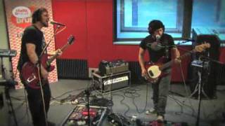 Wallace Vanborn - Doesn&#39;t Matter Much (Blood Red Shoes cover at Studio Brussel).flv
