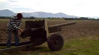 preview picture of video 'Test Firing of Blank's in a 6Pdr antitank gun in  Mayfield New Zealand, ANZAC Day 2009'