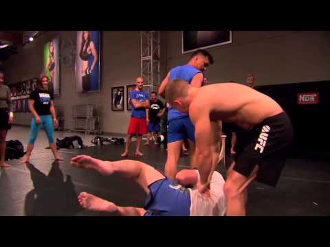 Como quebrar um taco de baseball com um chute