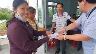 Distributing 50 gifts (1 gift = 500 thousand VND) to poor people in Truong An Quarter, Long Hoa W...