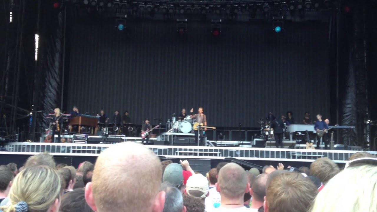 Bruce Springsteen signs 9-year-old fan's tardy note for school