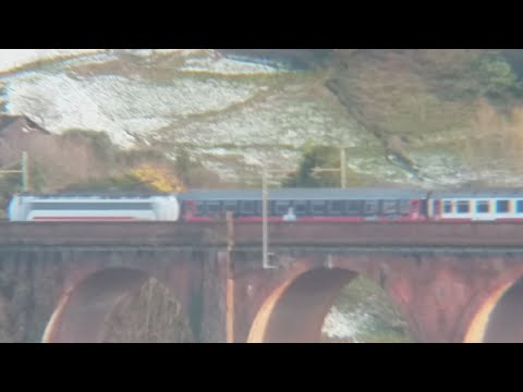 Transito di 2 treni sul ponte di Ceranesi,merci e186 Medway container + icn e402b,con neve sui prati