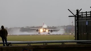 Смотреть онлайн Посадка самолета при сильном боковом ветре