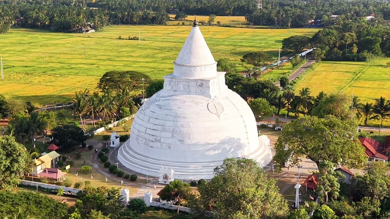 Experience a bird-eye panorama of Tissamaharama Raja Maha Vihara.