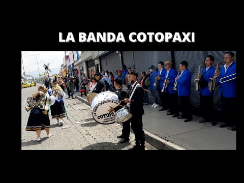 La sonorisima banda del cotopaxi junto a los yumbos de la tola.