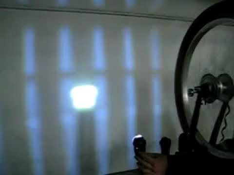Lichtexperiment von E-Bike Reiter