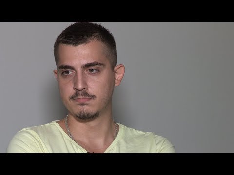 GOSTI SE ČUDE KAD VIDE ŠTA DRŽI NA VRATIMA KUPATILA Ovo je stan pevača "Granda" Akija