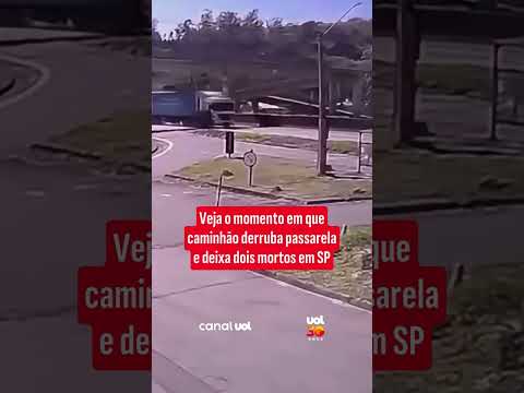 Veja o momento em que caminhão derruba passarela e deixa dois mortos em SP
