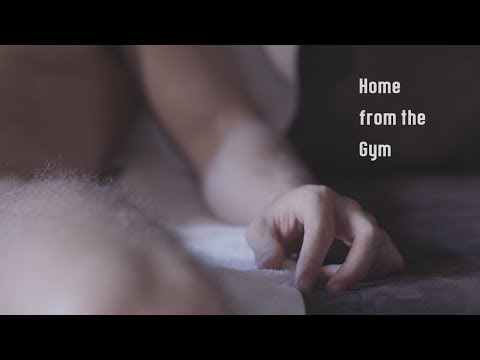 《身體之渴》脫下一件件衣服後，他坐在沙發上......靜靜開始流淚。