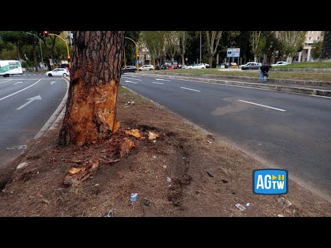 Roma, scontro tra auto su via Cristoforo Colombo: le immagini del luogo dell'incidente