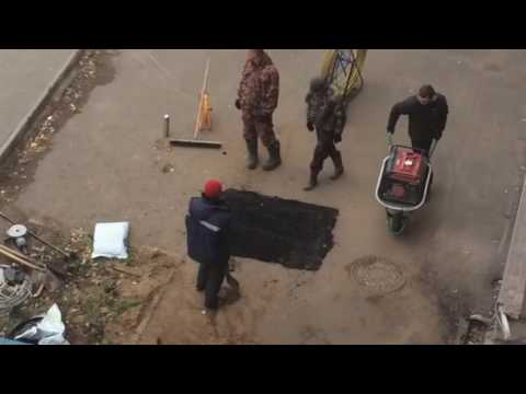 Самарские дорожники трамбуют асфальт с помощью лопаты и бензогенератора