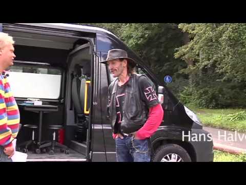 Rune Boede i skoven og fortæller om Gadesoverbussen