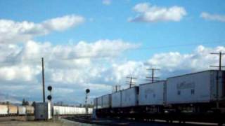 preview picture of video 'Railfanning Kern Junction 12/22/2009: BNSF Intermodal Rumbles Toward Tehachapi'