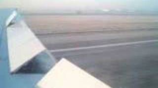 preview picture of video 'Tarom lands in a slightly foggy Otopeni'