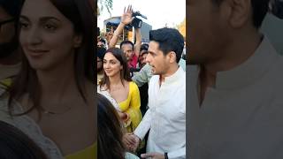 #sidharthmalhotra  and #kiaraadvani  distribute sweets to paps as they reach Mumbai #viral