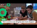 Kinderen praten in de klas over discriminatie