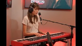 Charlotte Cardin interprète &quot;Double Shifts&quot; et une reprise dans #LeDriveRTL2 (19/11/2018)