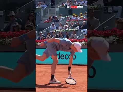 Møller perde la racchetta sul set point e Sinner vince così il primo parziale 😅