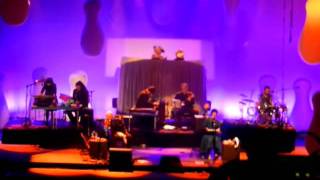 Pato Fu, Musica de Brinquedo, Live And Let Die