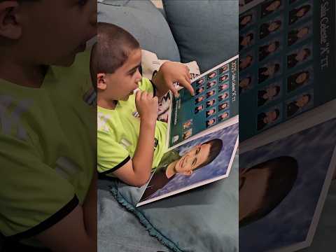 Gino mostrando a cada compañero de jardin sala celeste colegio Esteban Echeverria BsAs 5/12/25