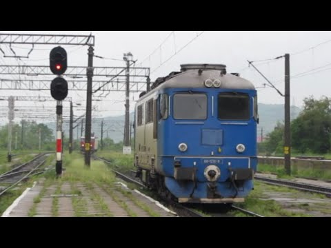 Romania: Dej Calatori, CFR Class 60 Sulzer leaves a Baia Mare-Cluj Napoca train during a loco change