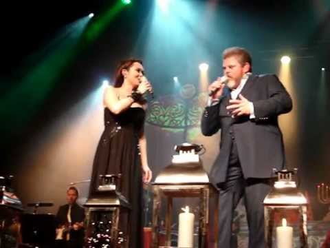 Stig Rossen og Christina Chanée synger "In A Monemt Like This" (www.olinerne.dk)