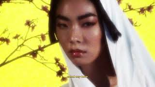 Kadr z teledysku Send My Love To John tekst piosenki Rina Sawayama