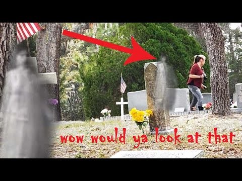 Ghost caught on Camera following Patty at Aripeka Cemetery "Great evps"!! Video