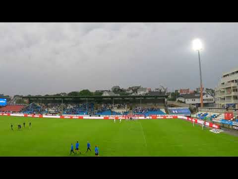 FK Haugesund - Strømsgodset 2-1 FKH spillerne feirer seieren med Maakeberget 28. juli 2021